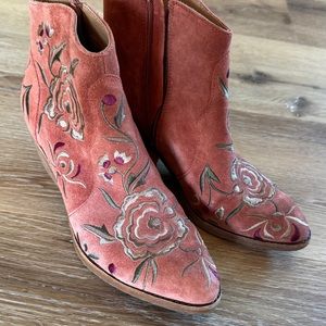 Sofft ankle boot embroidered size 8